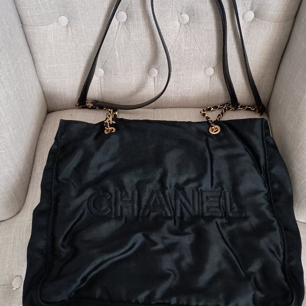 CHANEL CHAIN TOTE